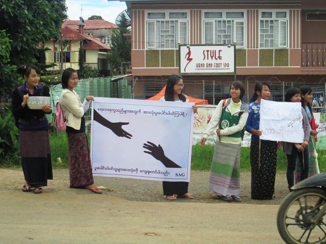 Students at the St Aloysius Gonzaga English Language Institute (SAG) raised funds by displaying posters and pictures about the floods in Chin State in front of their learning centre, while other students sold snacks and washed the cars and motorcycles of passers-by.