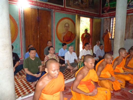 Meditation and chanting with Buddhist monks at Wat Svayromeath