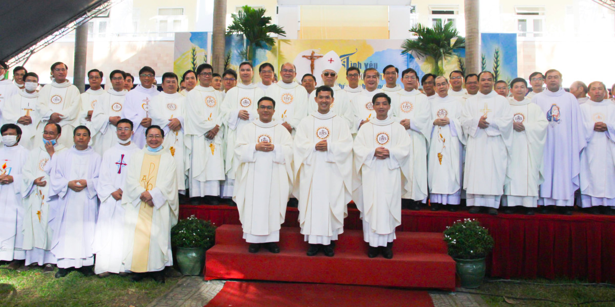 Vietnam Jesuits celebrate ordination of three new priests