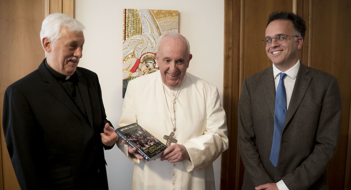 Pope Francis receives first copy of Fr General Arturo Sosa’s new book, “Walking with Ignatius”