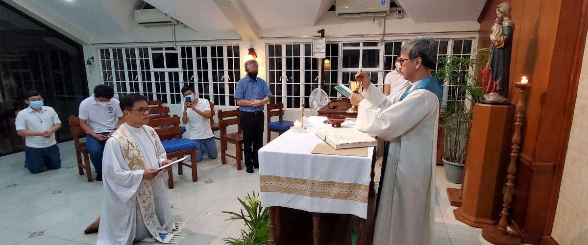 Fr Roy Ragas SJ pronounces Final Vows