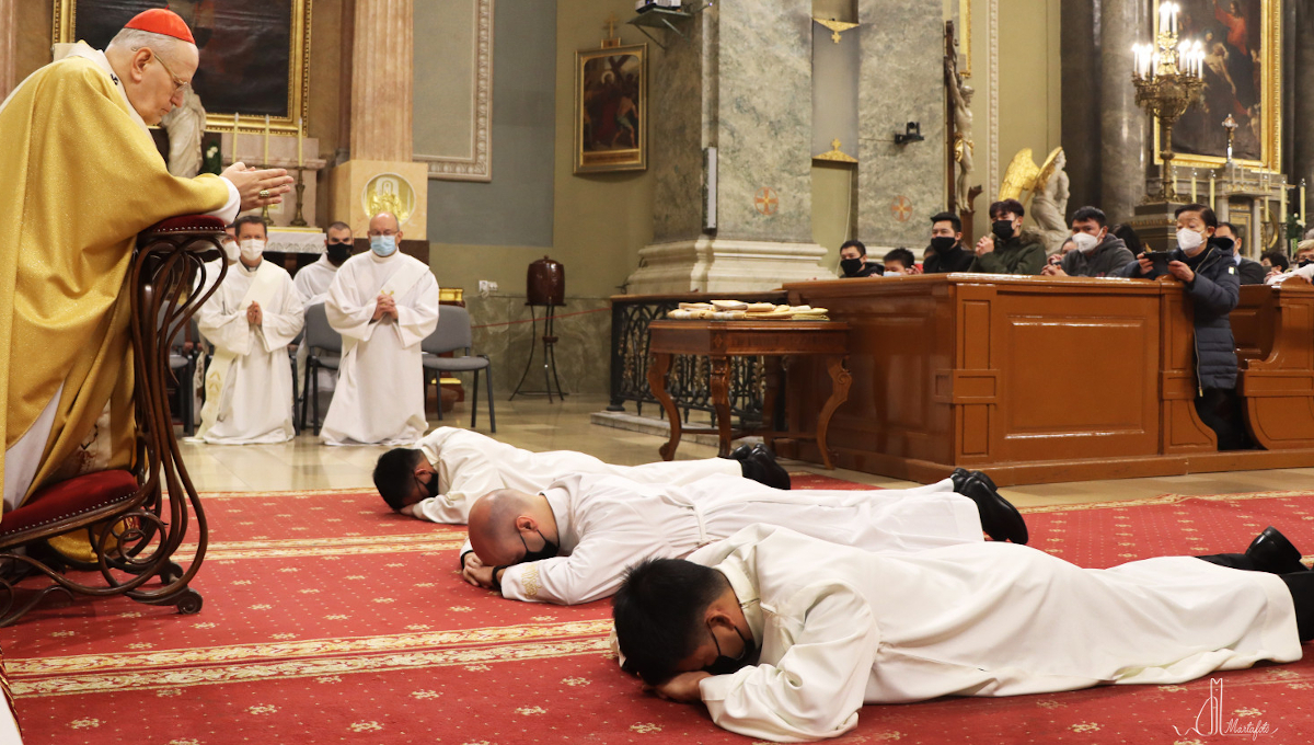 Two Vietnamese Jesuits ordained as deacons in Hungary