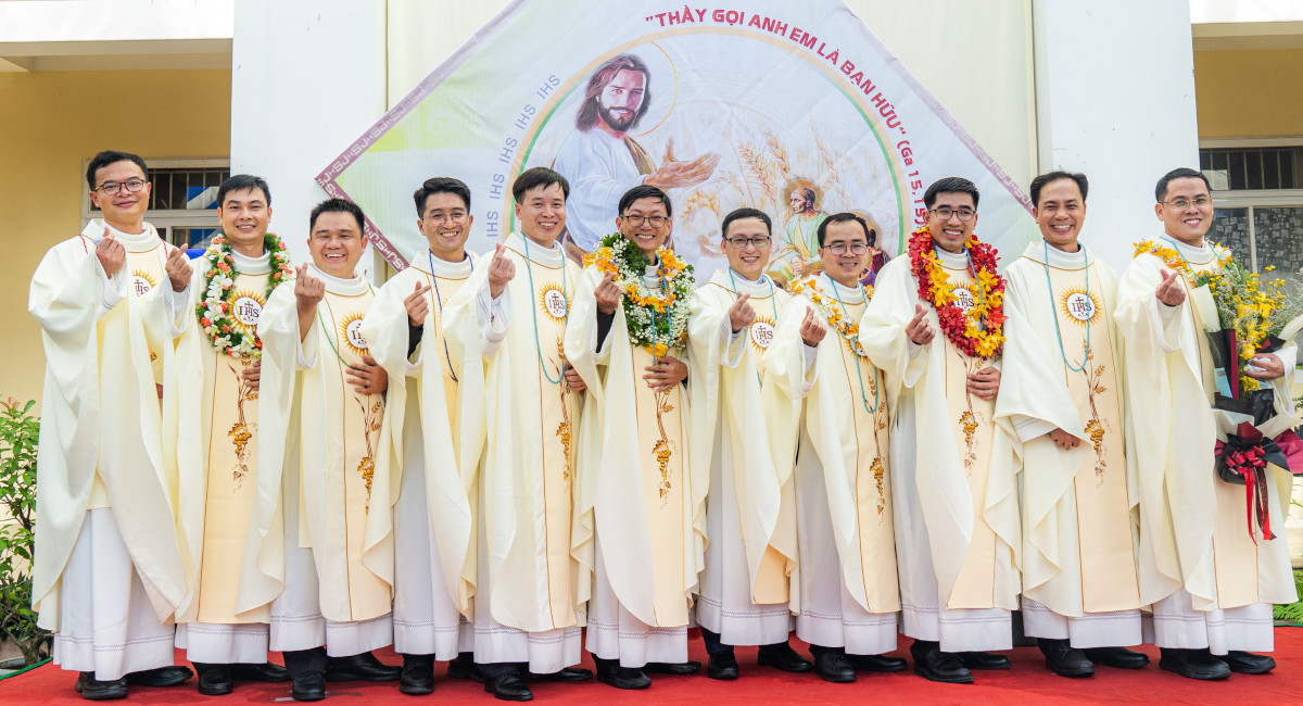 Vietnamese Jesuits celebrate ordination of 11 new priests
