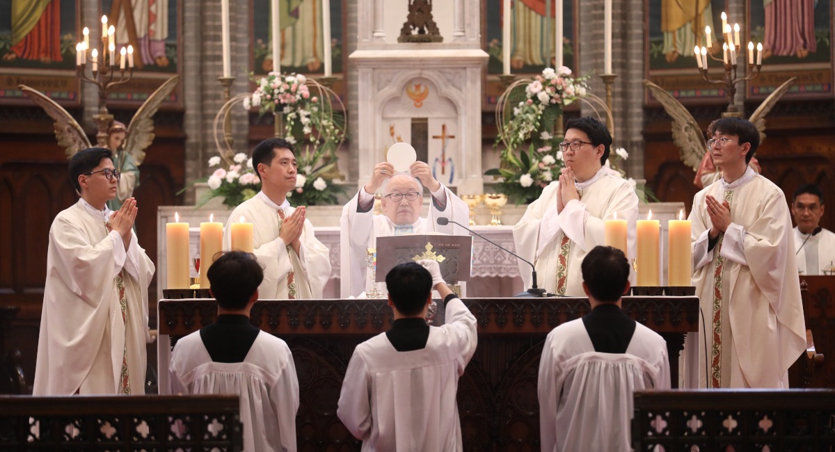 “Let the faithful guide you on how to live as priests”: Four new Jesuit priests in Korea