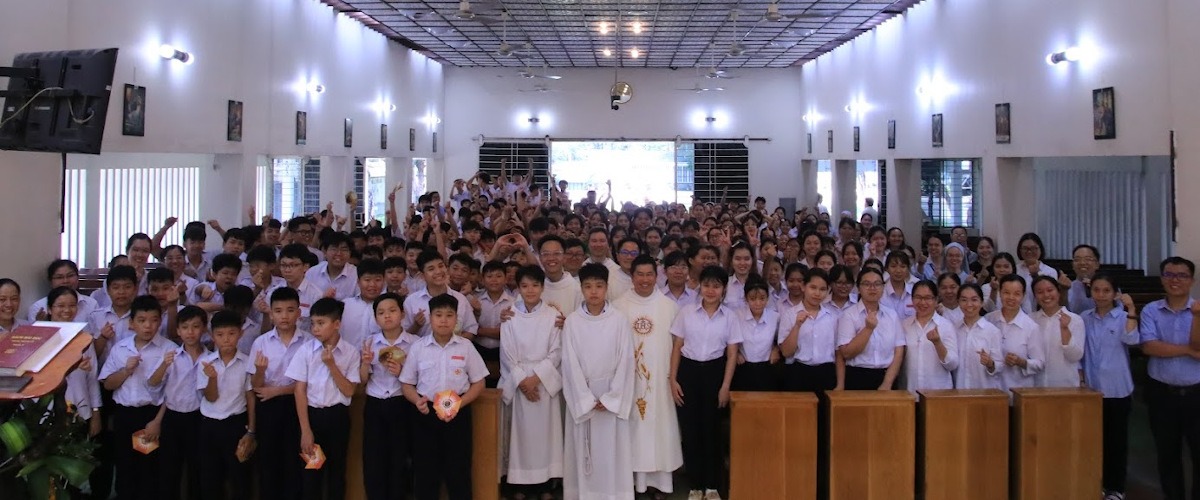 Hundreds of young Vietnamese turn up for “Come and See”